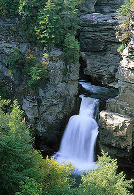Linville Falls, at the head of Linville Gorge, from Chimney View Overlook. Location: NC, Burke County, The Blue Ridge Parkway. [ref. to #220.052]